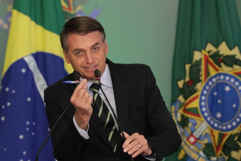 Bolsonaro mostra a caneta BIC que cancelou o Censo em 2021.
