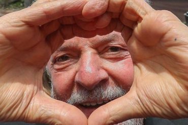 O petista Lula fazendo coração com a mão. Esqueçam as paixões, foquem nos ideais