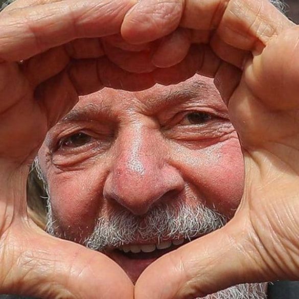 O petista Lula fazendo coração com a mão. Esqueçam as paixões, foquem nos ideais
