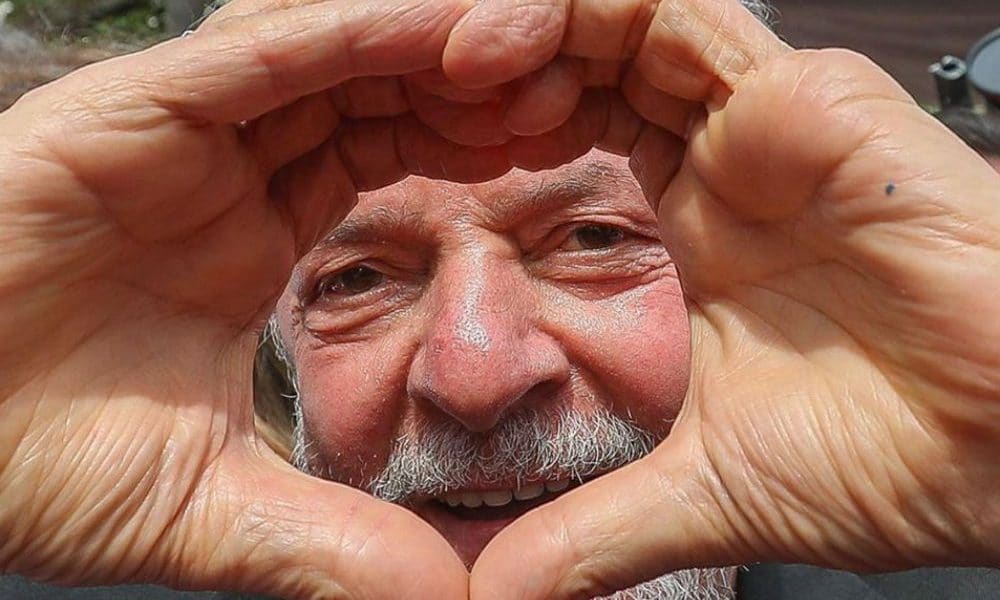 O petista Lula fazendo coração com a mão. Esqueçam as paixões, foquem nos ideais