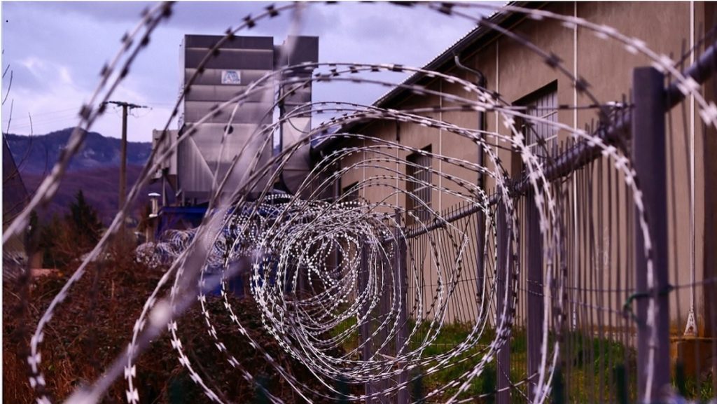 A imagem mostra os muros de uma prisão