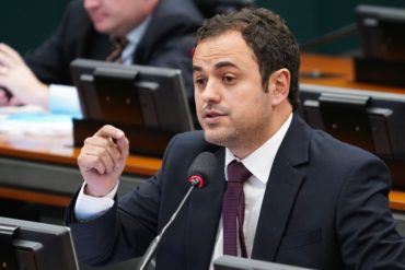 Agora, agora e mais agora: este deveria ser o bordão da esquerda. Glauber Braga