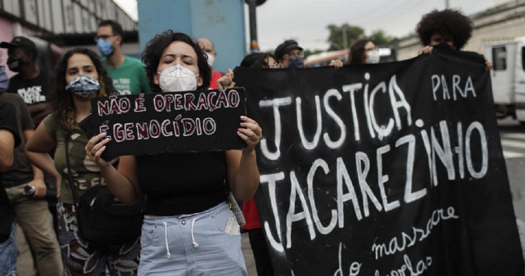 Após ação trágica, comunidade do Jacarezinho no RJ amanheceu com protestos Foto AP Photo Silvia Izquierdo