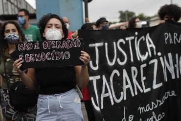 Após ação trágica, comunidade do Jacarezinho no RJ amanheceu com protestos Foto AP Photo Silvia Izquierdo