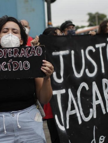 Após ação trágica, comunidade do Jacarezinho no RJ amanheceu com protestos Foto AP Photo Silvia Izquierdo