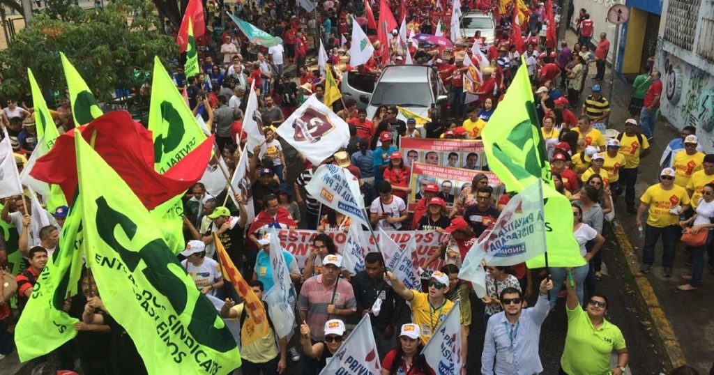Trabalhadores em manifestação. Central dos Sindicatos Brasileiros debate a superação dos problemas brasileiros no seu 3º Congresso