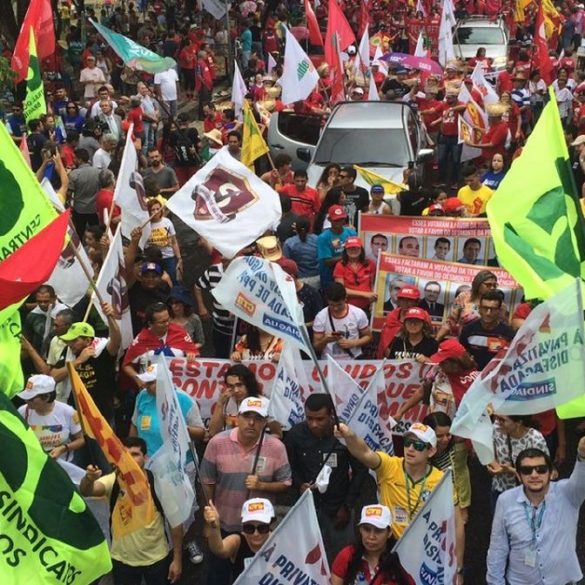 Trabalhadores em manifestação. Central dos Sindicatos Brasileiros debate a superação dos problemas brasileiros no seu 3º Congresso