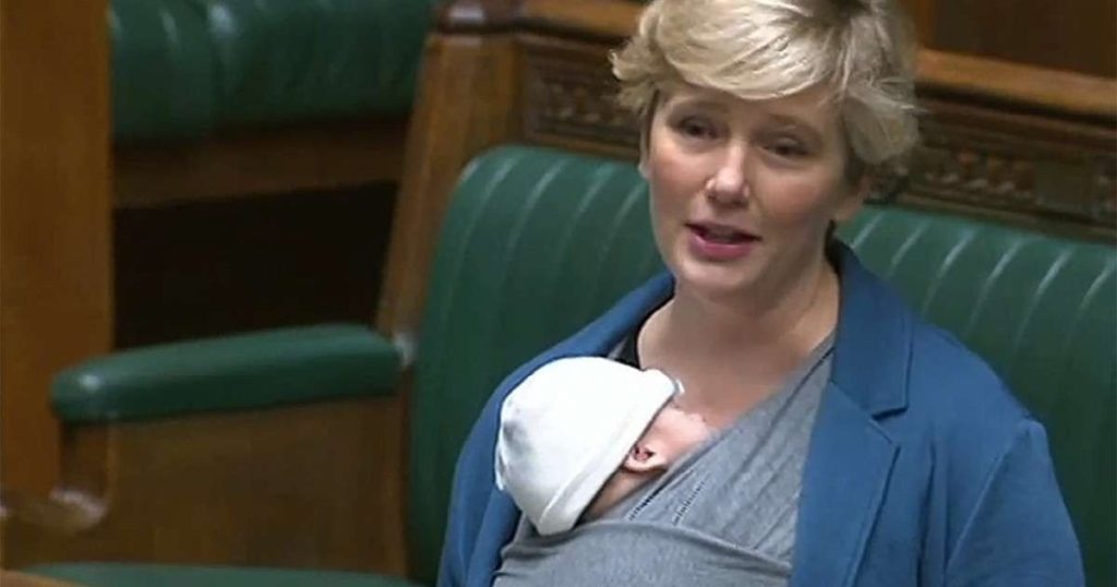 Mães mulheres na política - A parlamentar britânica Stella Creasy foi advertida por comparecer à Câmara dos Comuns com seu bebê de 3 meses,