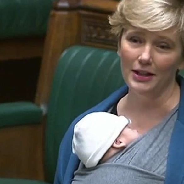 Mães mulheres na política - A parlamentar britânica Stella Creasy foi advertida por comparecer à Câmara dos Comuns com seu bebê de 3 meses,