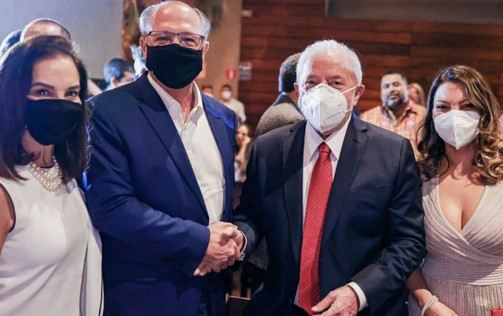 Reforma trabalhista BRAZIL-POLITICS-LULA DA SILVA-ALCKMIN Handout picture released by Brazil´s former President (2003-2010) Luiz Inacio Lula da Silva´S official press of him and former Sao Paulo's Governor Geraldo Alckmin (L) shaking bhands during a dinner hosted by a group of lawyers, in Sao Paulo, Brazil, on December 19, 2021. (Photo by Ricardo STUCKERT / PRESS OFFICE OF LUIZ INACIO LULA DA SILVA / AFP) / RESTRICTED TO EDITORIAL USE-MANDATORY CREDIT - AFP PHOTO / LULA DA SILVA´S OFFICIAL PRESS / RICARDO STUCKERT - NO MAFRKETING - NO ADVERTISING CAMPAIGNS - DISTRIBUTED AS A SERVICE TO CLIENTS