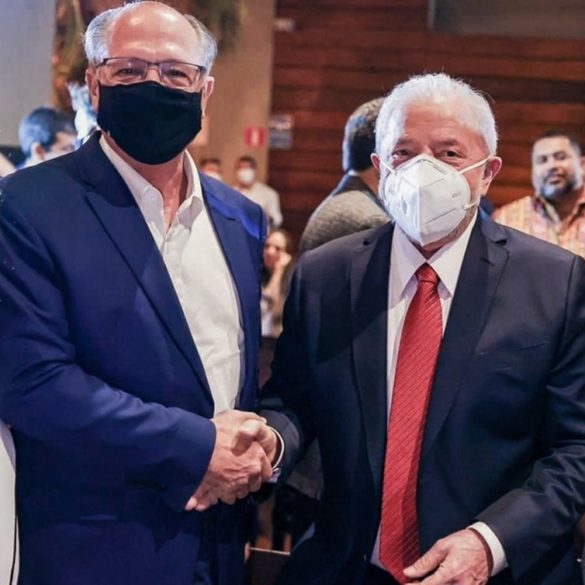 Reforma trabalhista BRAZIL-POLITICS-LULA DA SILVA-ALCKMIN Handout picture released by Brazil´s former President (2003-2010) Luiz Inacio Lula da Silva´S official press of him and former Sao Paulo's Governor Geraldo Alckmin (L) shaking bhands during a dinner hosted by a group of lawyers, in Sao Paulo, Brazil, on December 19, 2021. (Photo by Ricardo STUCKERT / PRESS OFFICE OF LUIZ INACIO LULA DA SILVA / AFP) / RESTRICTED TO EDITORIAL USE-MANDATORY CREDIT - AFP PHOTO / LULA DA SILVA´S OFFICIAL PRESS / RICARDO STUCKERT - NO MAFRKETING - NO ADVERTISING CAMPAIGNS - DISTRIBUTED AS A SERVICE TO CLIENTS