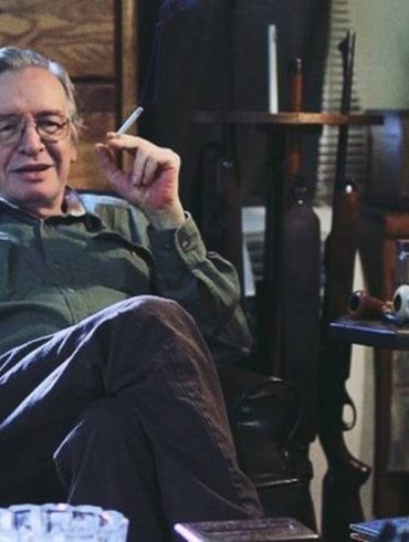 Olavo de Caravlho e a 'inteligência militar' 79999763_O-ideologo-Olavo-de-Carvalho-no-filme-O-Jardim-das-AflicoesReproducao-1