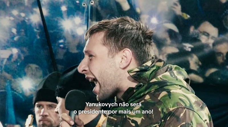 Sergey Coba exigindo a renúncia do então presidente Yanukovych. Fonte: Winter on Fire (1h28min)