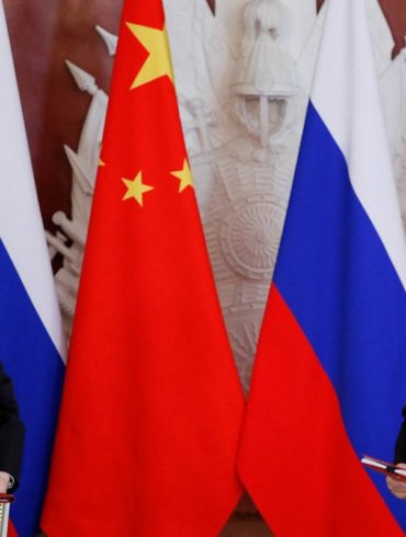 multipolaridade FILE PHOTO: Russian President Vladimir Putin meets his Chinese counterpart Xi Jinping in Moscow