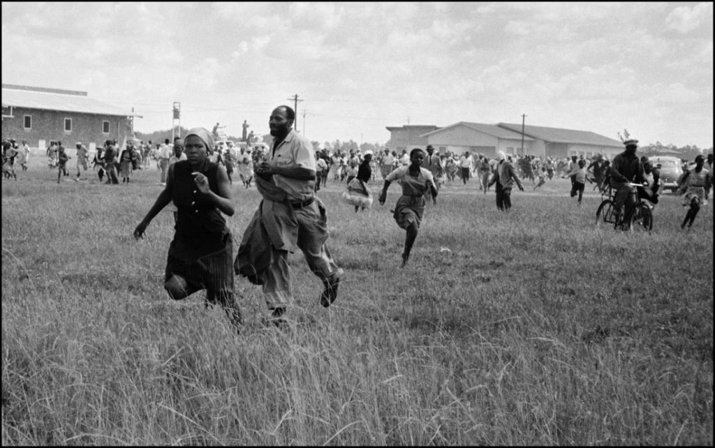 Foto Ian Berry MAGNUM PHOTOS Dia Internacional pela Eliminação da Discriminação Racial e a Despigmentação Voluntária massacre de sharpeville-min