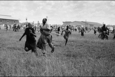 Foto Ian Berry MAGNUM PHOTOS Dia Internacional pela Eliminação da Discriminação Racial e a Despigmentação Voluntária massacre de sharpeville-min
