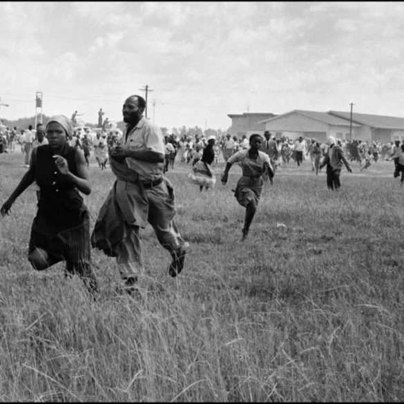 Foto Ian Berry MAGNUM PHOTOS Dia Internacional pela Eliminação da Discriminação Racial e a Despigmentação Voluntária massacre de sharpeville-min