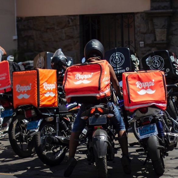 Crise do neoliberalismo - motoboys entregadores de aplicativo