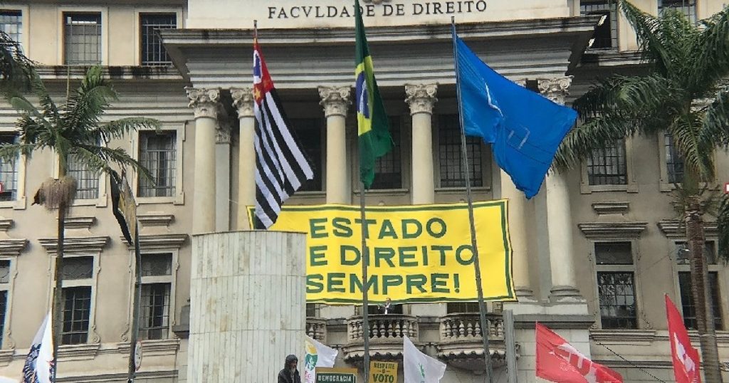Viva o ato pela democracia Mas sem ilusoes