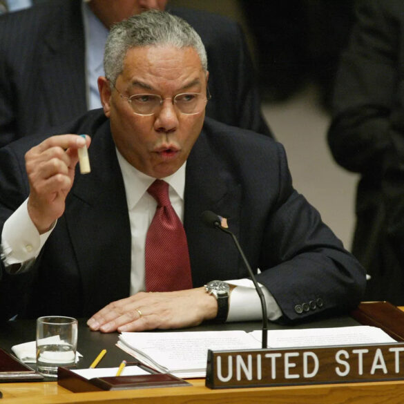 20 anos da mentira de Colin Powell para invadir o Iraque george w bush dick cheney