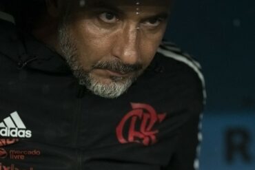 A diretoria do Flamengo precisa manter Vitor Pereira no comando do clube