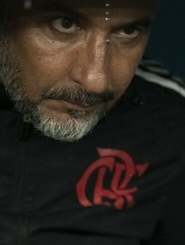A diretoria do Flamengo precisa manter Vitor Pereira no comando do clube