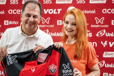 Vitória fecha patrocínio com site de acompanhantes: uma análise sobre futebol e cultura pornificada