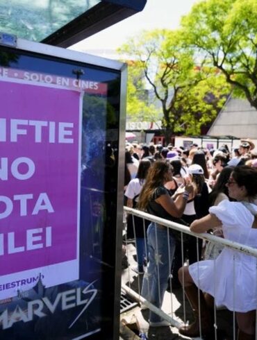 Cartaz associa Taylor Swift à oposição a Milei (Reprodução/AP)