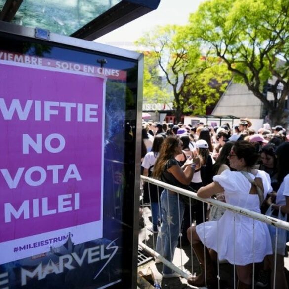 Cartaz associa Taylor Swift à oposição a Milei (Reprodução/AP)